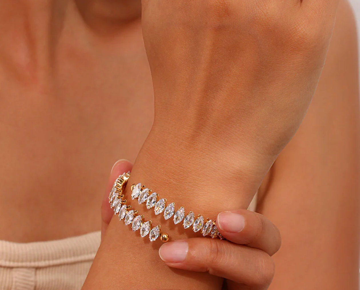 18K Gold Plated Classy Bangle With White Diamond Zircon